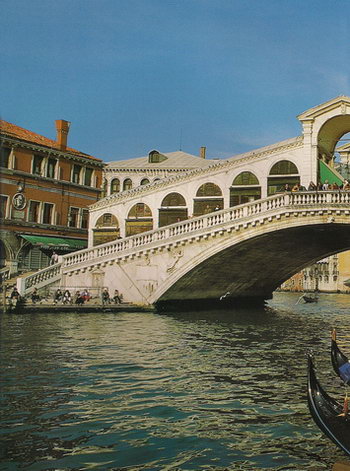 Мост Риальто на Большом канале в Венеции