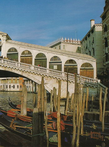 Мост Риальто на Большом канале в Венеции