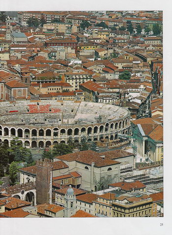 Панорама античного амфитеатра Арена и исторического центра Вероны