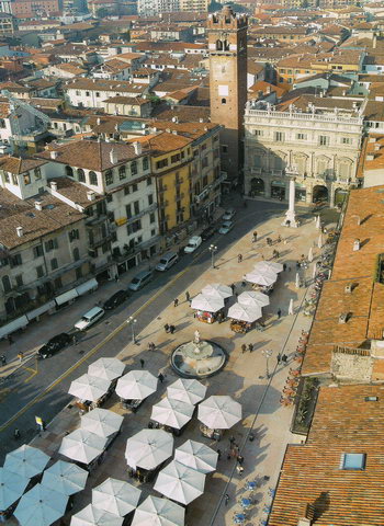 Панорама площади Пьяцца делле Эрбе в Вероне
