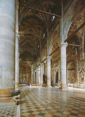 Центральный неф базилики Сант-Анастазия в Вероне