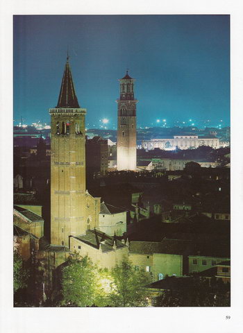 Ночная панорама колокольни базилики Сант-Анастазия и колокольни собора Дуомо