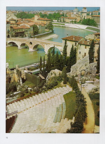 Панорамный вид на Римский театр, реку Адидже и мост Понте Пьетра