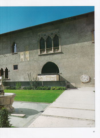 Внутренний двор замка Кастельвеккио и башня-донжон Мастино
