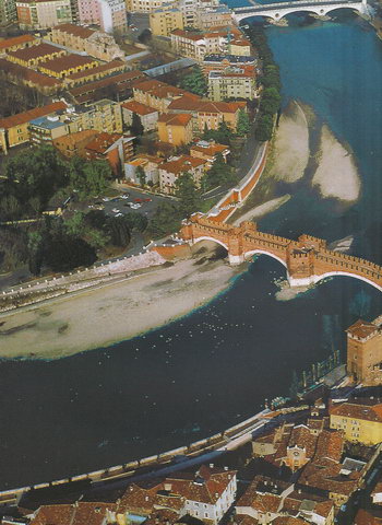 Панорамный вид на мост Понте Скалиджери и реку Адидже в Вероне