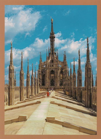 Смотровая площадка на крыше Миланского собора и статуя Мадонны