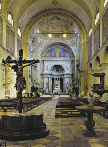 Интерьеры, главный алтарь и центральный неф базилики Санта-Мария-дель-Кармине