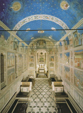 Интерьер Капеллы Скровеньи в Падуе с фресками Джотто 1303-1305 гг.