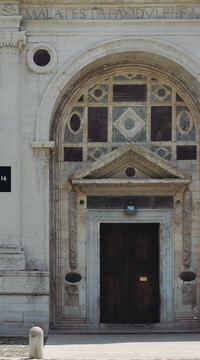Входной портал храма Малатеста в Римини