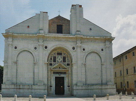 Фасад храма Малатеста в Римини
