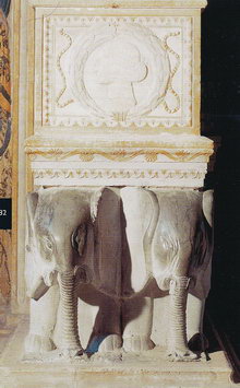 Опоры в виде слонов в часовне Мадонны-дель-Аква