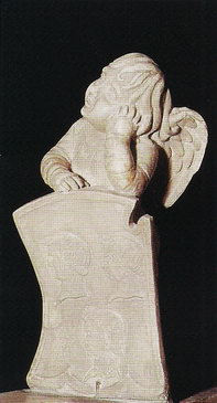 Скульптуры ангелов-путти на ограде фамильного склепа Малатеста
