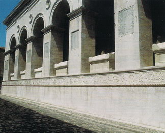 Боковой фасад храма Малатеста с саркофагами выдающихся граждан Римини