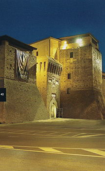 Ночная панорама замка Кастель Сигизмундо в Римини