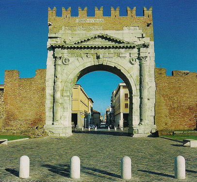 Античная триумфальная арка Августа