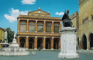 Фасад театра, памятник папе Паоло V и фонтан Шишка в Римини