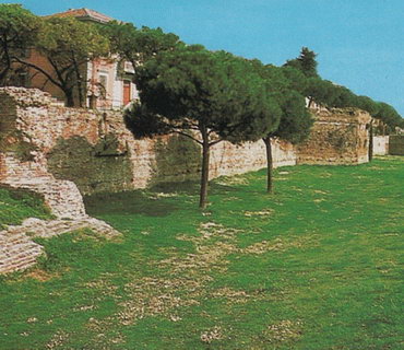 Парк Черви и остатки древних стен Римини