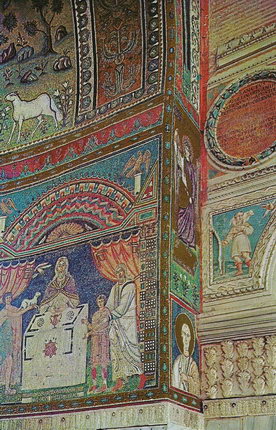 Боковой вид на мозаики арки апсиды и стен апсиды Сант-Аполлинаре-ин-Классе