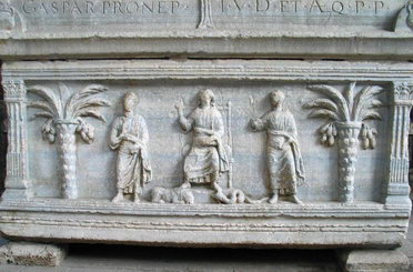 Старые саркофаги в базилике Сант-Аполлинаре-ин-Классе