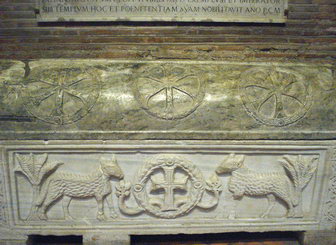 Старые саркофаги в базилике Сант-Аполлинаре-ин-Классе