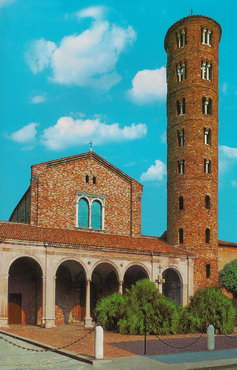 Вид на базилику Сант-Аполлинаре-Нуово в Равенне