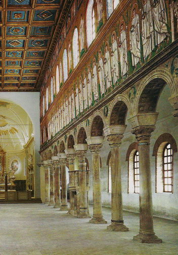 Центральный неф и мозаики базилики Сант-Аполлинаре-Нуово в Равенне
