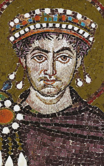 Мозаичный портрет императора Юстиниана в базилике Сан-Витале