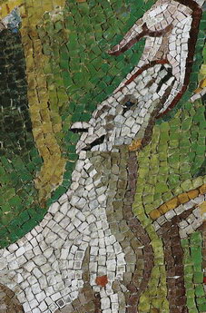 Фрагмент мозаики «Овечка, ласкаемая Моисеем-пастухом» в пресбитерии Сан-Витале
