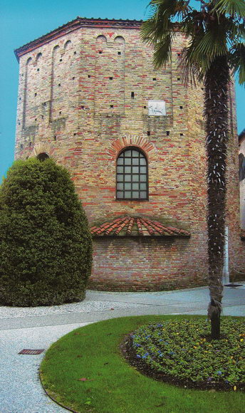 Здание Баптистерия Православных-Неона в Равенне