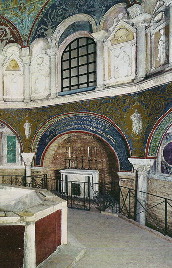 Интерьер и купель Баптистерия Православных-Неона в Равенне