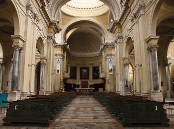 Интерьер центрального нефа кафедрального собора Равенны