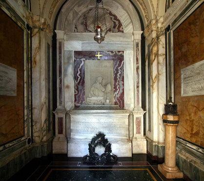 Интерьер гробницы и саркофаг Данте Алигьери в Равенне