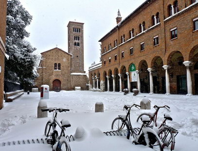 Вид на зимнюю церковь Сан-Франческо в Равенне