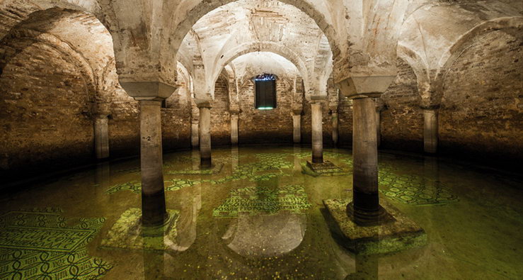 Подземная крипта Базилики Святого Франциска Сан-Франческо в Равенне