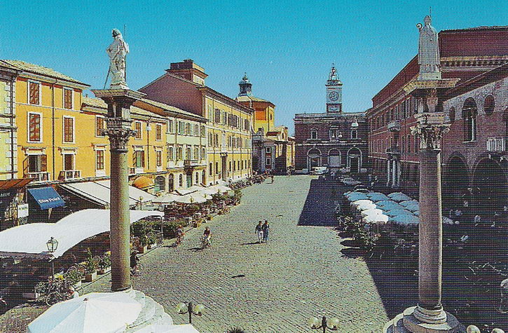 Панорама Народной площади Пьяцца дель Пополо в Равенне