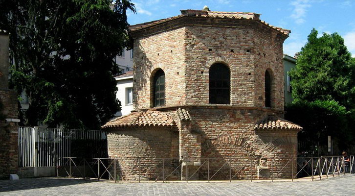 Здание Баптистерия Ариан в Равенне
