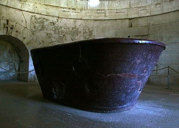 Саркофаг Теодориха в его Мавзолее в Равенне