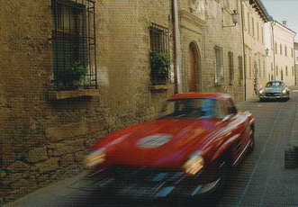 Старый автомобиль Феррари на улицах Сан-Марино