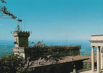Вид на Собор Святого Марино и небольшую церковь Святого Петра в Сан-Марино
