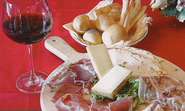 Местная кухня и продукты Республики Сан-Марино. Окорок-прошуто и сыры.