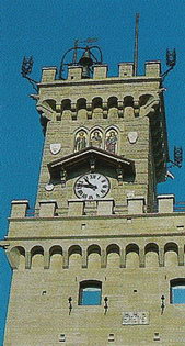 Колокольня Правительственного дворца в историческом центре Сан-Марино