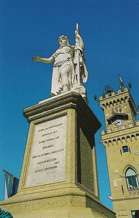 Статуя Свободы на площади Свободы в историческом центре Сан-Марино