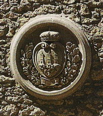 Старый барельеф с гербом Сан-Марино