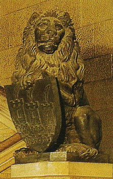 Бронзовый лев с гербом Сан-Марино в холле Правительственного дворца