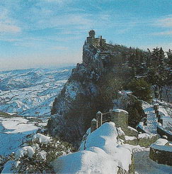 Панорамный вид на заснеженную Вторую крепость Честа
