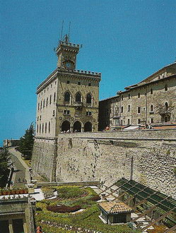 Правительственный дворец в историческом центре Сан-Марино