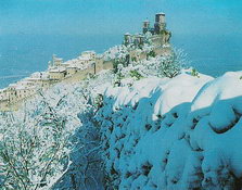 Панорамный вид на заснеженный исторический центр Сан-Марино