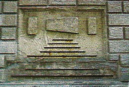 Античные меры длинны и весов на правой стороне фасада собора Святого Марино