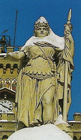 Заснеженная Статуя Свободы в историческом центре Сан-Марино