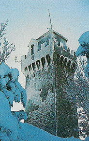 Заснеженная Третья башня Монтале в Сан-Марино